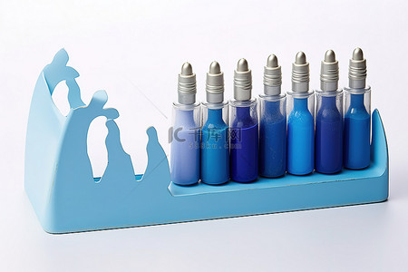 蓝色指甲背景图片_蓝色指甲油瓶和白色支架中的蓝色指甲油