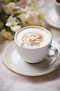 手工咖啡背景图片_一杯手工浓缩咖啡，装在白色杯子里，放在白色盘子上