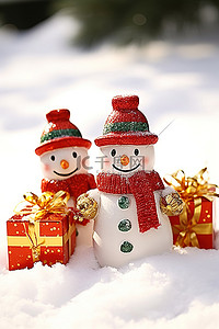 3 个雪人在雪中带着礼物和圣诞装饰品