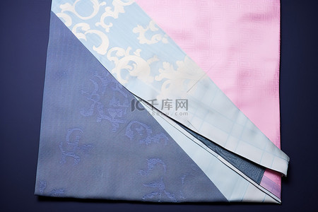 深蓝色布料背景图片_蓝色和深蓝色图案之间有一块粉红色的布料
