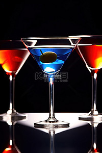 不同色调的鸡尾酒在玻璃杯中展示