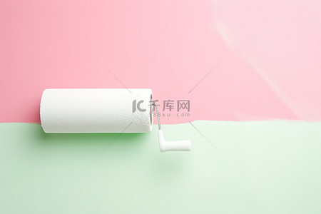 滚动指示器背景图片_粉色和白色墙壁上滚动的白色油漆滚筒