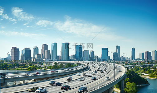 城市的高速公路，路上有汽车