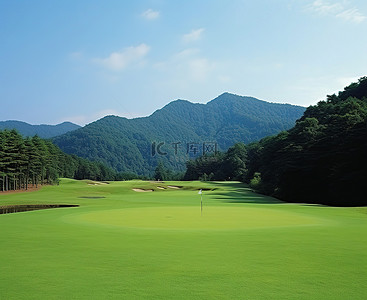 以山脉为背景的绿色高尔夫球场