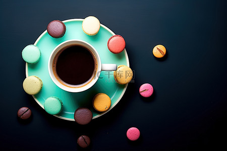 一杯咖啡和色彩缤纷的马卡龙环绕着黑暗的背景