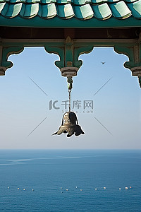 钟声悬挂在海洋的大屋顶上，周围有海鸥