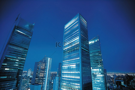 一座高耸的摩天大楼在夜间亮起灯光