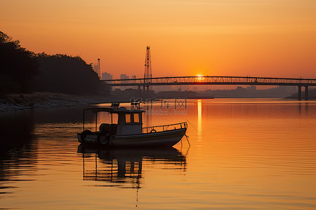 京都河韩国日出一艘船在水面上的照片