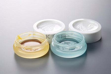 连体镜片背景图片_白色容器中的塑料镜片衬垫，用于保护眼睛