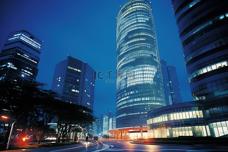 夜晚日本背景图片_塔楼和其他摩天大楼在安静的城区和夜晚