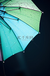 雨中从雨伞上滴下水