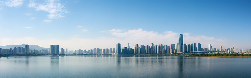 水和附近背景中的一些城市的图片