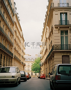 狭窄背景图片_透过车窗可以看到一条狭窄的街道和建筑物