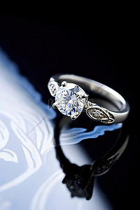 古色古香的蓝色背景中的白金订婚戒指钻石