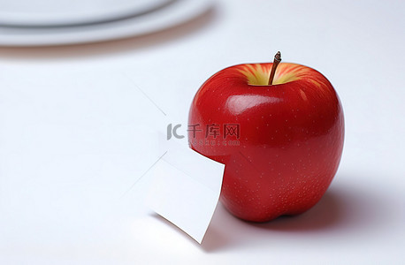 一个红苹果，上面有白色的贷方票据