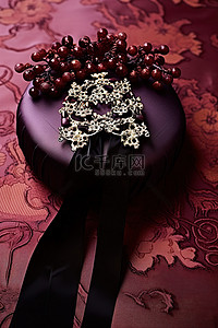 紫红色和黑色装饰的王冠