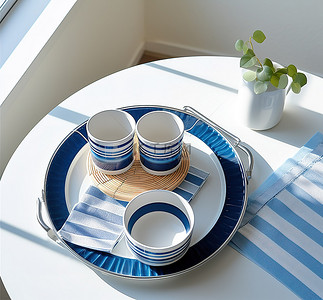 餐桌布置，配有蓝色杯子盘子和杯垫