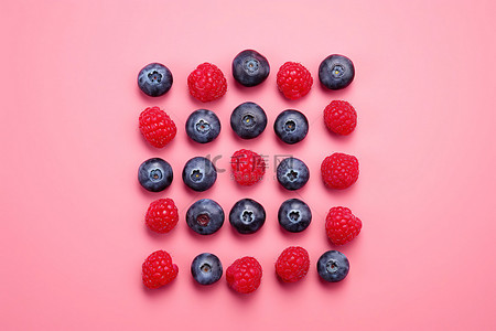 覆盆子背景图片_粉红色背景中五颜六色的覆盆子和蓝莓