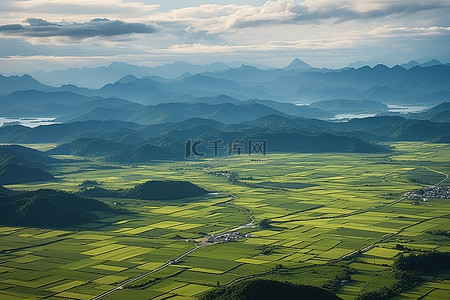 美丽乡村和山脉的鸟瞰图