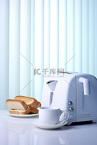 带杯子和面包的白色烤面包机，上面有毛巾