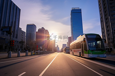 一条城市街道正在看到太阳从一些建筑物和公共汽车上升起