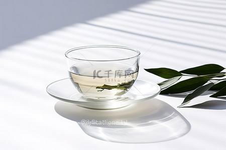茶叶背景图片_一杯茶放在茶托上，旁边放着一些茶叶