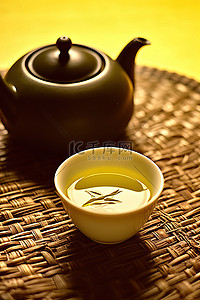 一碗黄茶，旁边是一个放在编织地毯上的碗