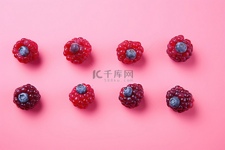 覆盆子背景图片_粉红色背景中五颜六色的覆盆子和蓝莓