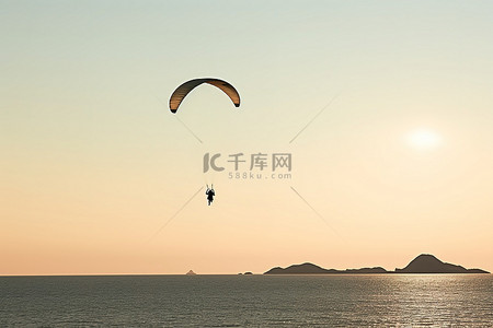 伞背景图片_滑翔伞越过海湾的海洋的人