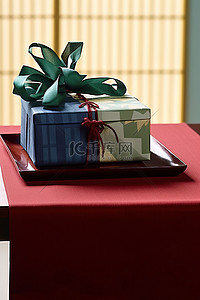 桌子上放着一个日本托盘，面前是打开的礼物