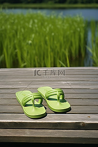 绿色人字拖坐在湖中的木凳上