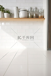 白色瓷砖给本来就白色的厨房增添了一丝美好的感觉