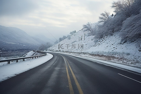 苏格兰雪地怀尔峡谷中的路