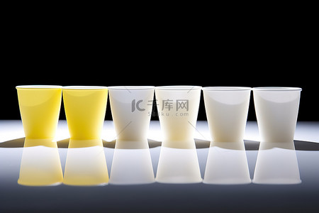 6 个白色杯子和 1 个黄色杯子