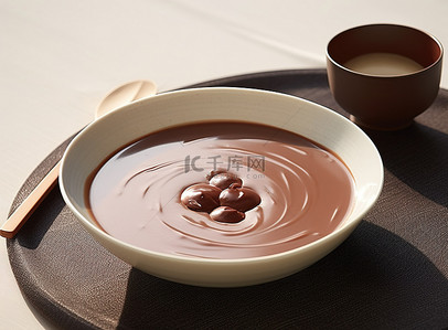 桌子上放着一碗美味的牛奶巧克力汤