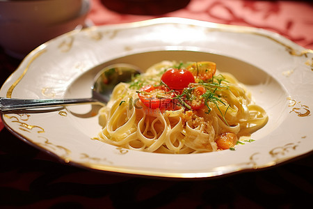 意大利面背景图片_桌子上放着一盘意大利面和蔬菜