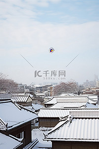 风筝背景图片_一只风筝飞过几栋建筑物