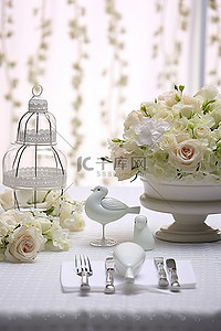 婚礼当天的餐桌布置为白色，有鸟语花香