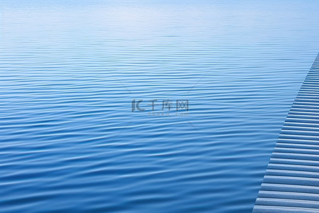 我喜欢夏天背景图片_蓝色的水和光滑的表面我喜欢这个