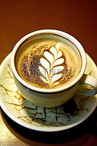 一杯上面有叶子的咖啡