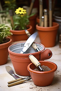 园艺工具背景图片_水槽中白色瓷砖上的各种园艺工具和陶罐
