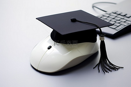 游戏鼠标背景图片_在电脑游戏世界中，将鼠标放在毕业帽上是很常见的