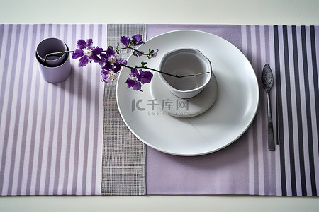 紫色花背景图片_有紫色花的盘子