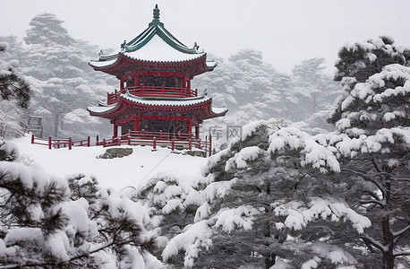 一座红色的宝塔坐落在雪中的森林顶上