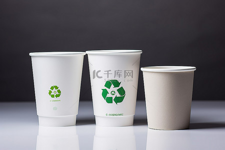白色牛皮纸咖啡杯，正面带有回收商标志，背面带有杯子