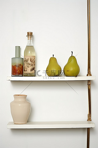 厨房背景图片_白色木架子上放着一瓶水果和成熟的梨