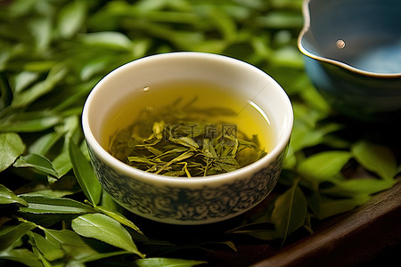 一杯中国绿茶叶上的茶
