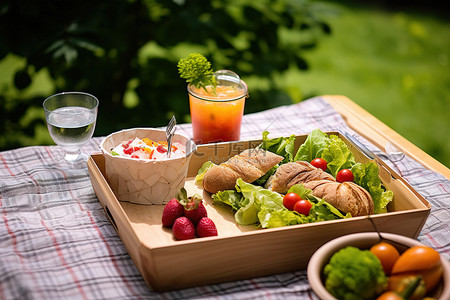 水果背景图片_公园里的午餐盒，配有鸡肉沙拉