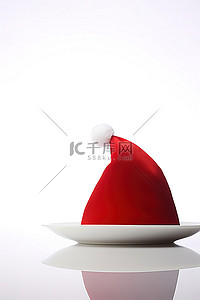 红色的帽子背景图片_红色的圣诞老人帽子坐在白盘子上