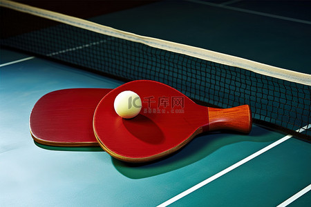 蓝色网球场上的乒乓球垫和球